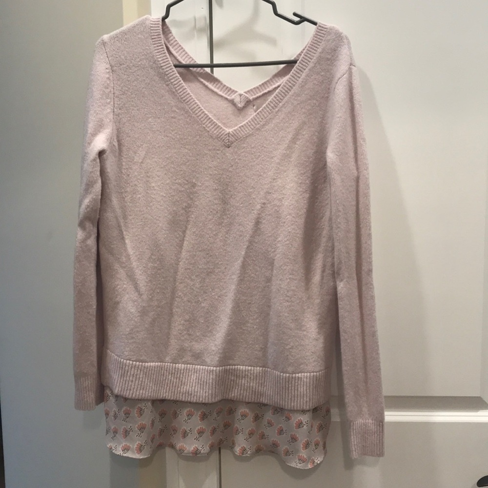 V neck with a nice pattern detail along the bottom